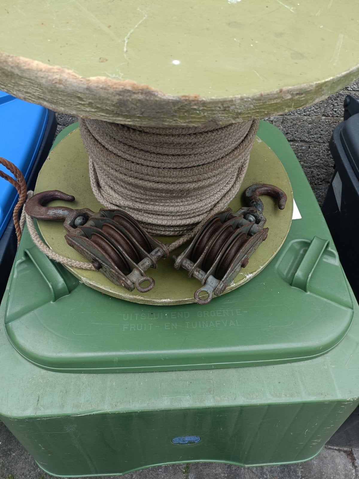 2 metalen katrol, +-100 meter touw, Ophalen