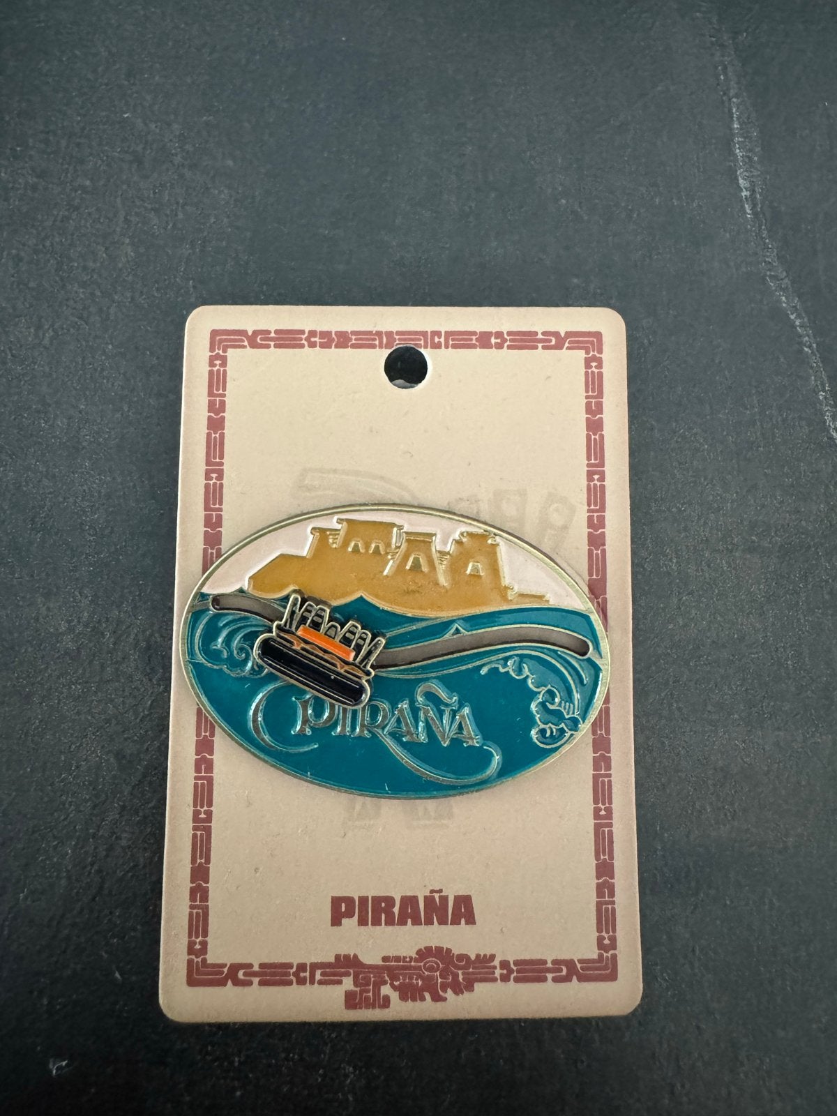 Efteling Piraña pin - Nieuw op kaartje, Verzamelen, Efteling, Verzenden, Nieuw, Button of Speldje