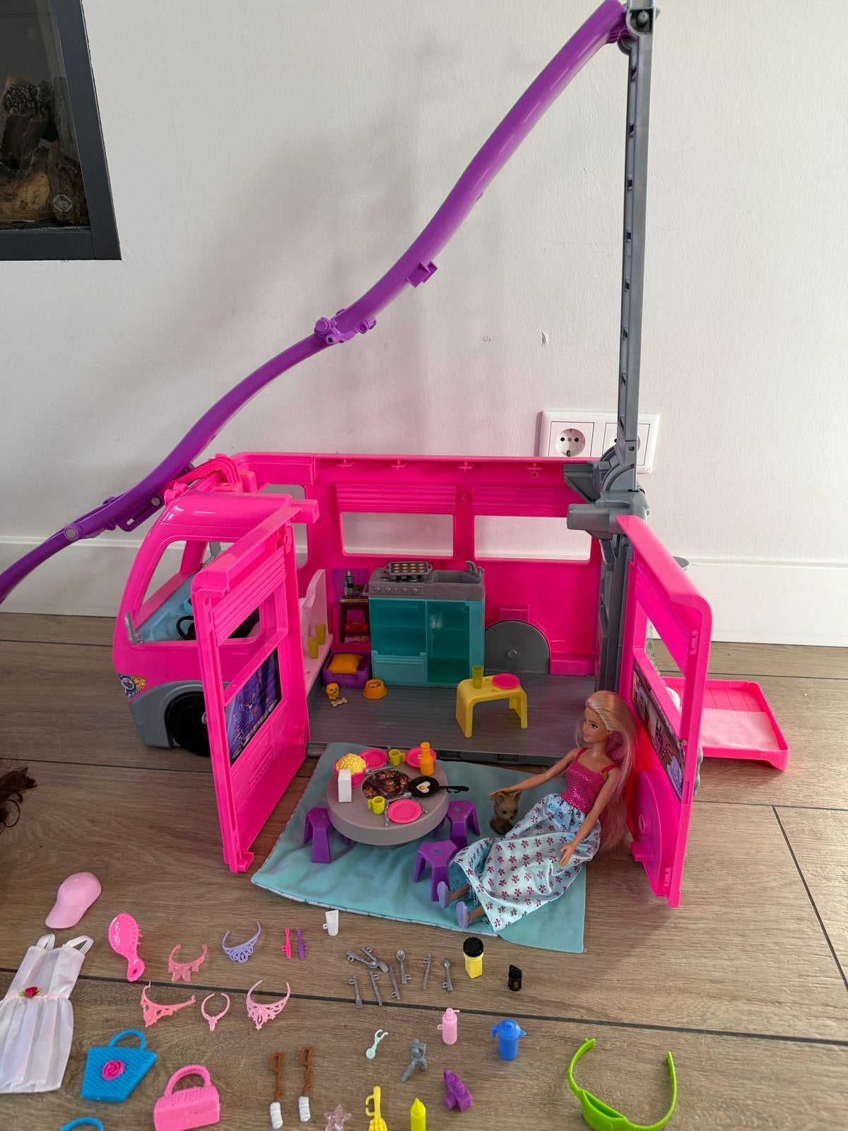 Barbie Camper met 7 unieke Barbiepoppen en accessoires, Kinderen en Baby's, Ophalen, Gebruikt, Barbie