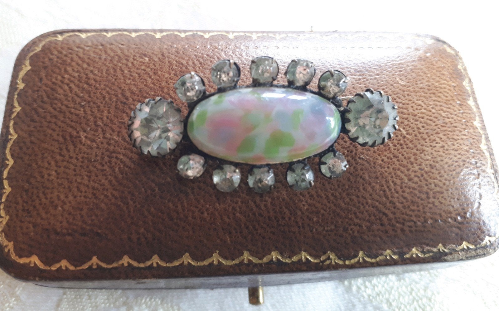Antieke Broche uit 1910 met Glas Opaal en Rijnstenen., Ophalen of Verzenden, Overige materialen, Broche