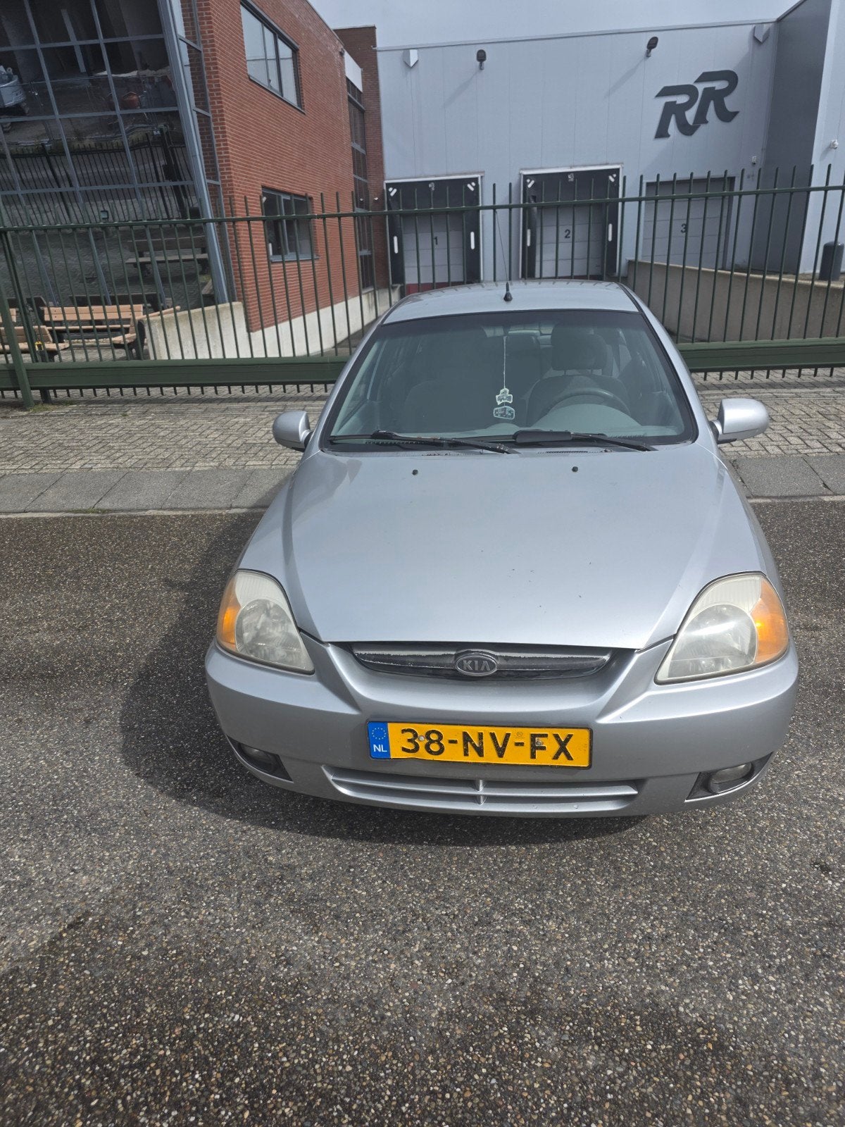 Kia Rio 1.5 I 16V HB AUT 2004 Grijs, Auto's, 1493 cc, 4 cilinders, 49 €/maand, Origineel Nederlands