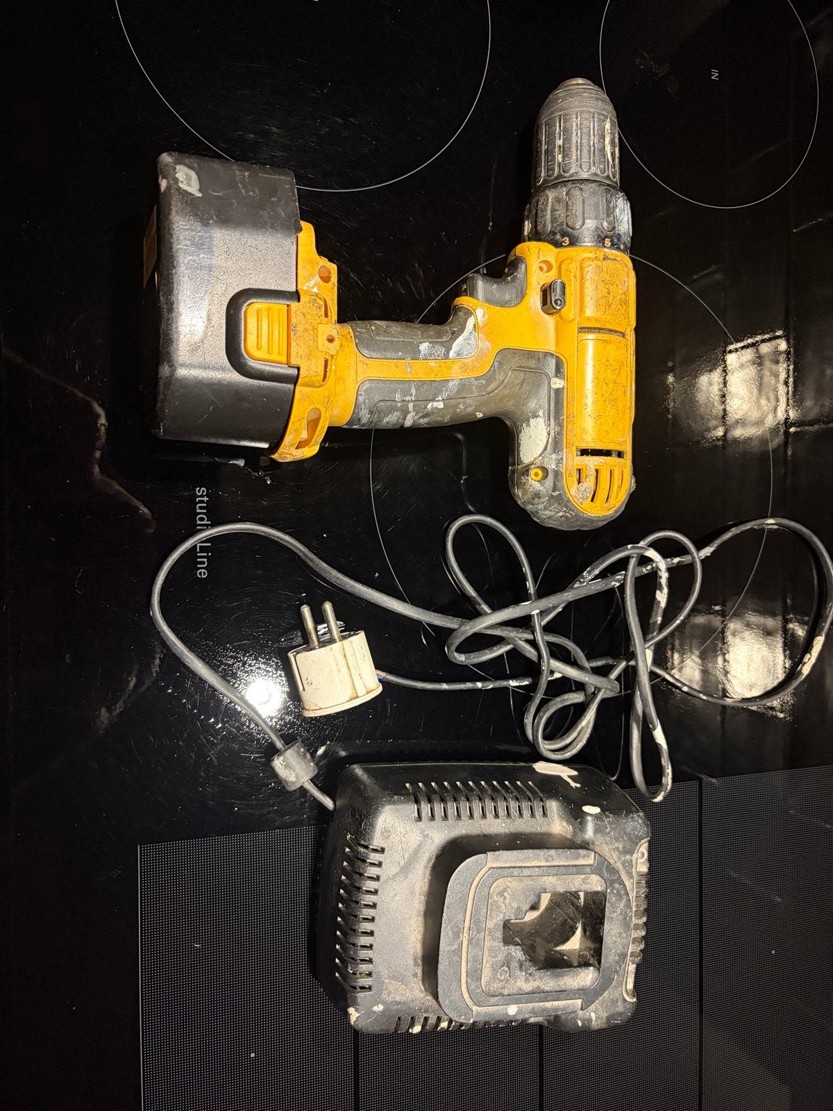 DeWalt Boormachine met lader en accu - Gebruikt