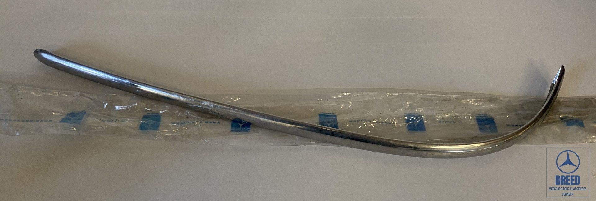 NOS sierlijst voorscherm links Mercedes-Benz W114 W115, -, Nieuw, Ophalen of Verzenden, -