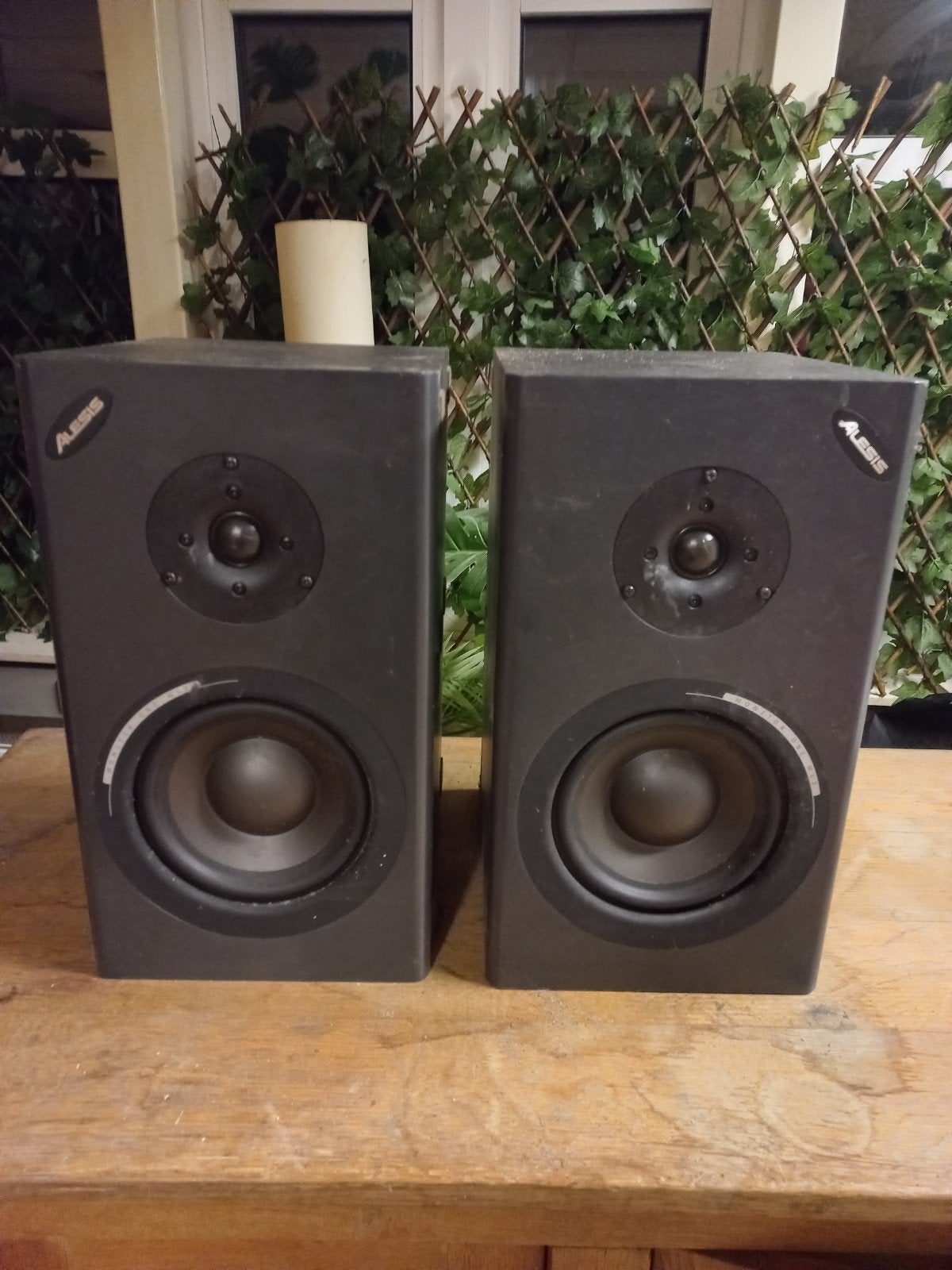 Alesis speakers - set van 2, Studiomonitor, Gebruikt, 60 tot 120 watt, Basreflex