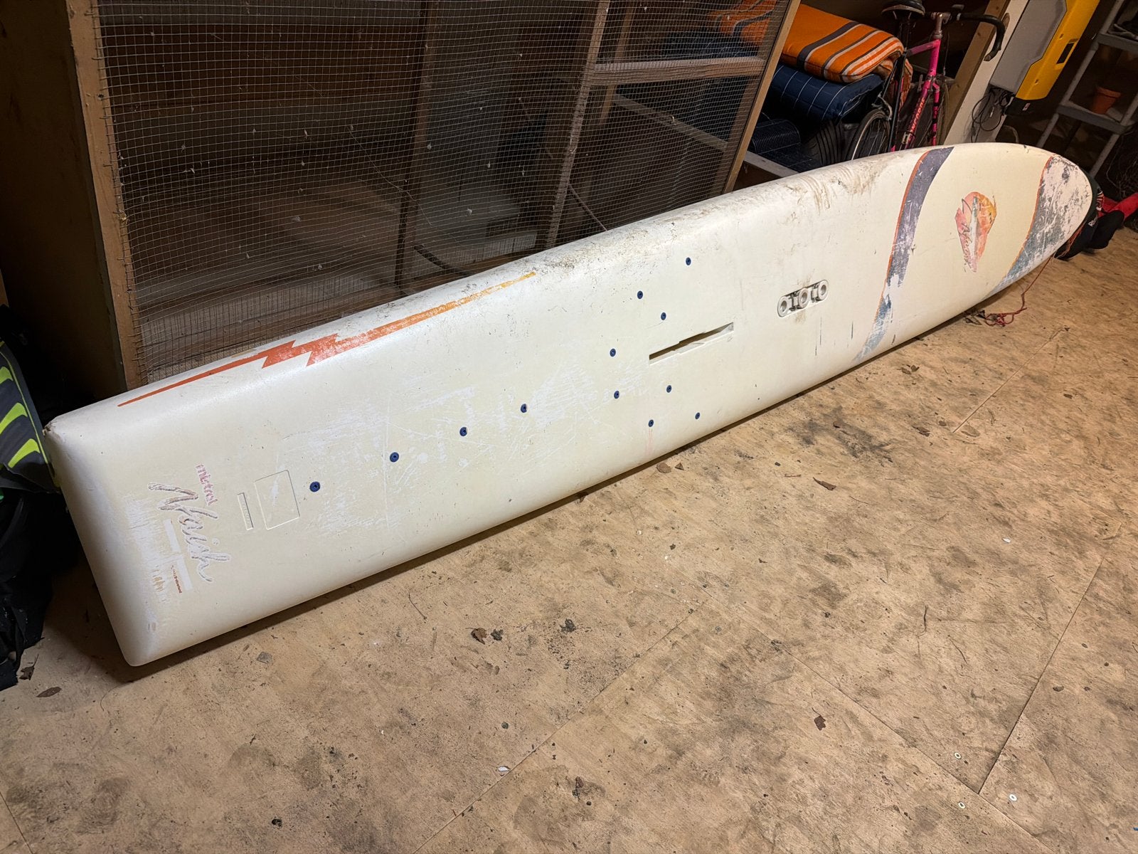 Mistral Naish windsurfplank met vinnen - Gebruikt, Watersport en Boten, Windsurfen, Ophalen, 300 cm of meer, Met vin(nen), Plank