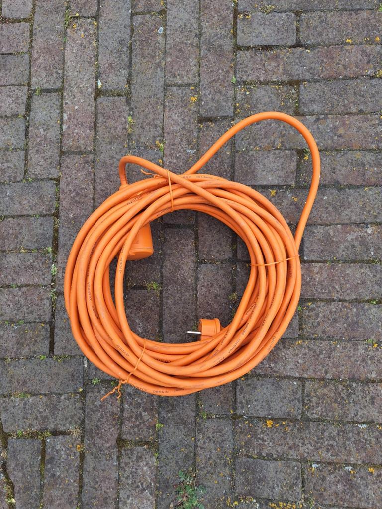 Oranje verlengkabel met stekker en stopcontact, Ophalen, Gebruikt, Kabel of Snoer