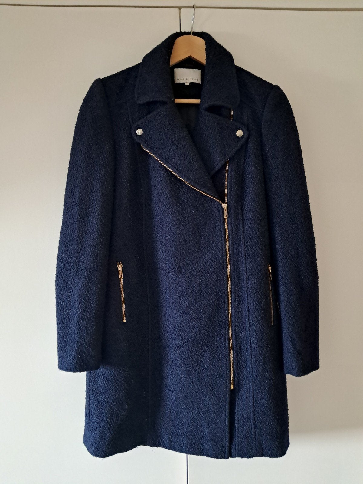 Mint & Berry marineblauwe jas met gouden ritsen, Blauw, Mint & Berry, Gedragen, Ophalen
