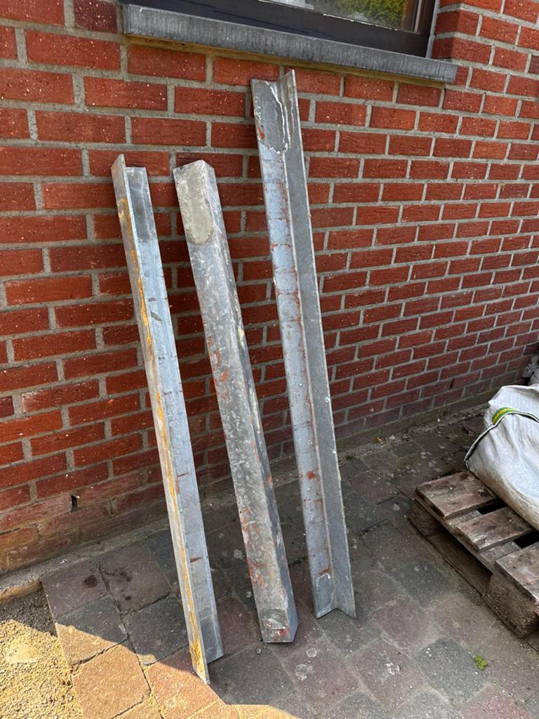 3 verzinkte stalen profielen / hoekprofielen 122–140 cm, Doe-het-zelf en Verbouw, Ophalen, Gebruikt