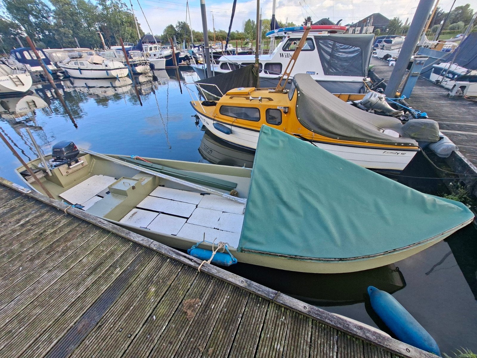 Stabiele visboot met buitenboordmotor en afdekzeil, Ophalen, Gebruikt, Afdekzeil, Buitenboordmotor