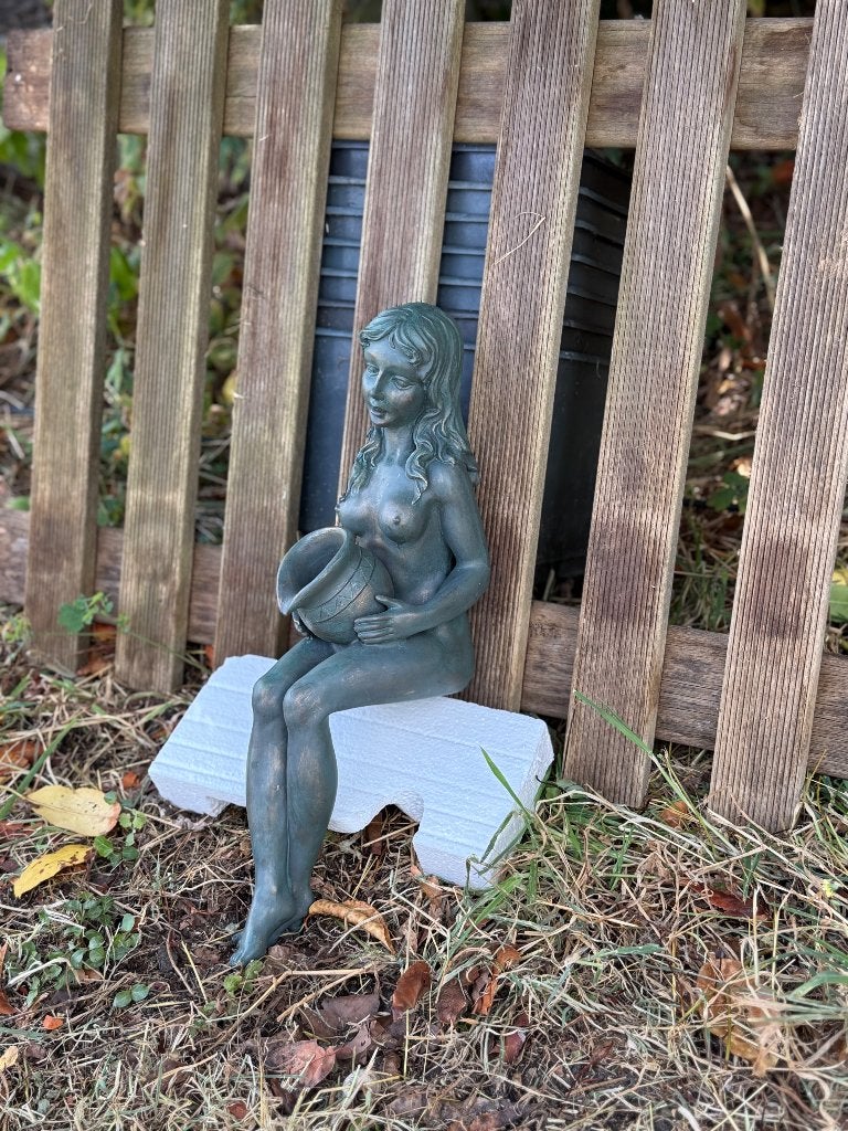 Decoratieve spuitfiguur Ruth - Vrouw met kruik, Ophalen of Verzenden, Nieuw, Kunststof, Mensenbeeld
