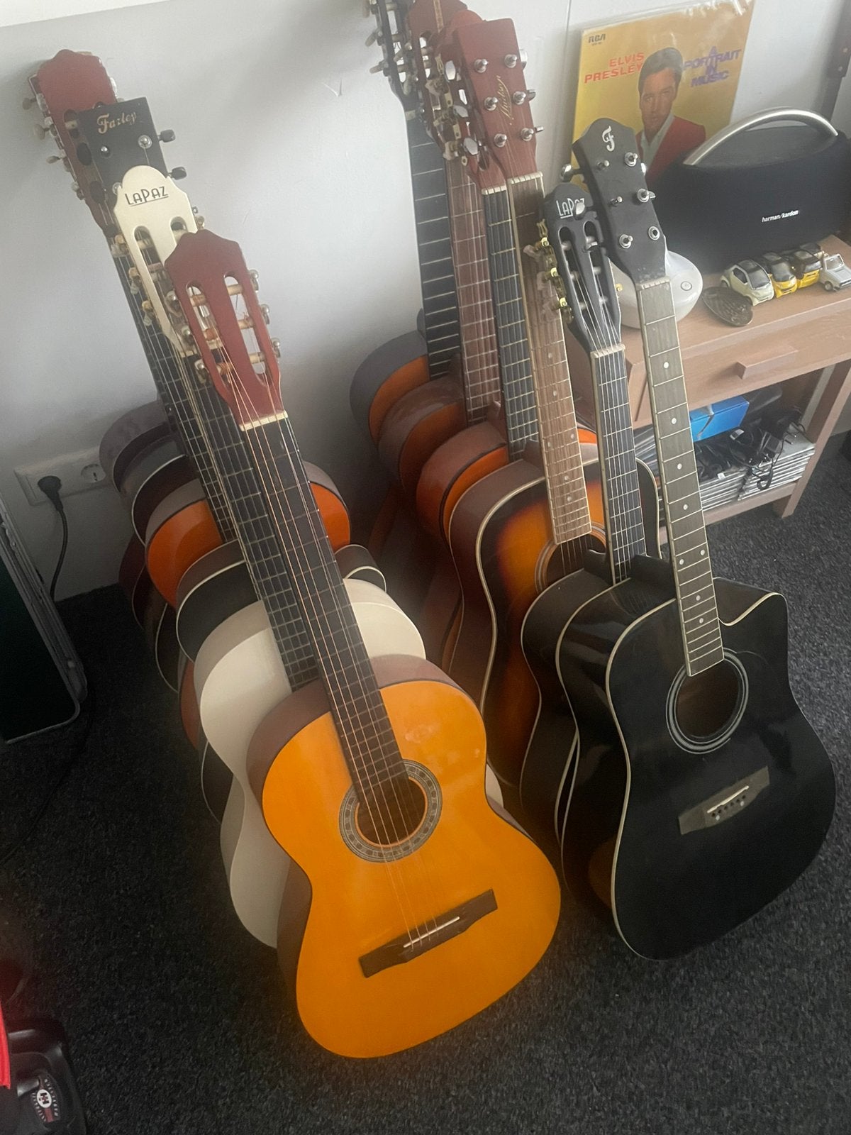 Twaalf gitaren, Contacten en Berichten, Muziek maken en Bandleden