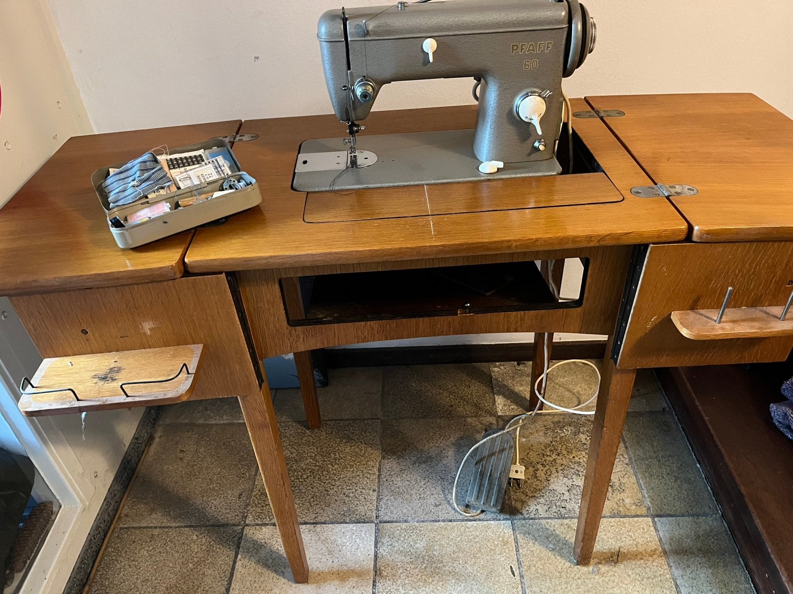 Pfaff 60 Naaimachine in meubel, Ophalen