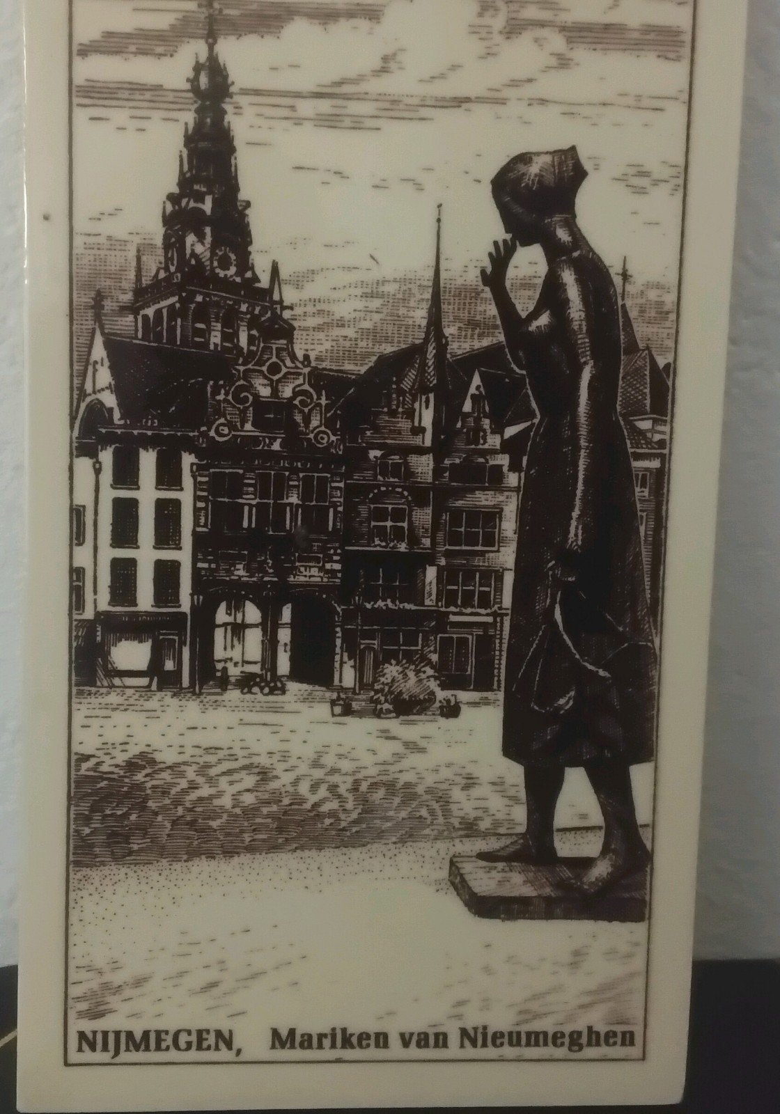 MARIKEN VAN NIEUMEGHEN  MOOI TEGELTJE 10 X 20 CM NIJMEGEN, Ophalen of Verzenden