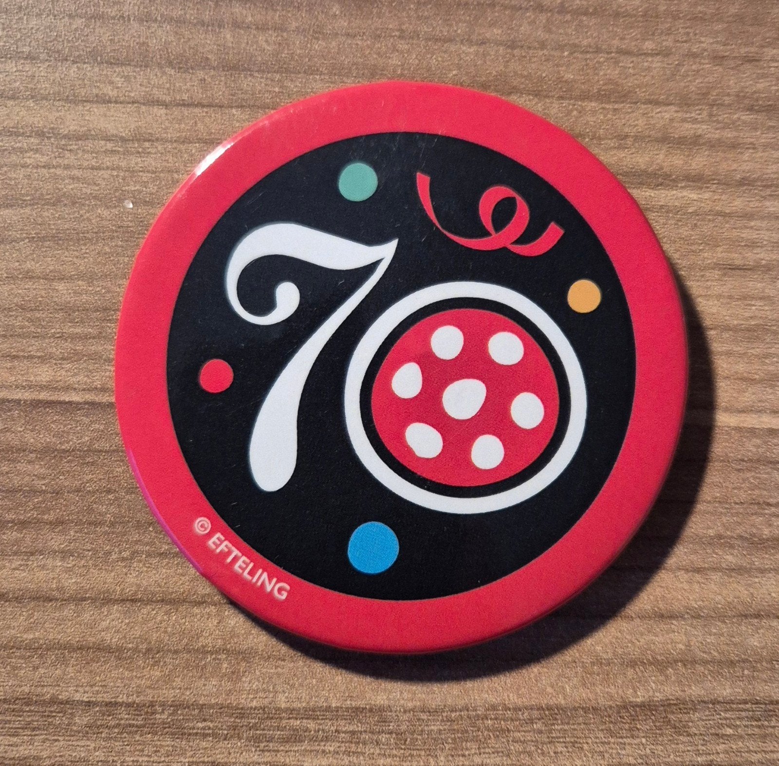 Efteling button - 70 jaar rood, Verzamelen, Efteling, Ophalen of Verzenden, Nieuw, Button of Speldje