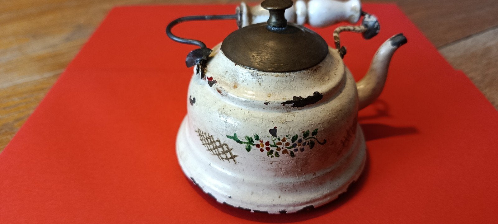Mini theekan voor poppenhuis. 10 cm breed 5,5 cm hoog., Ophalen of Verzenden