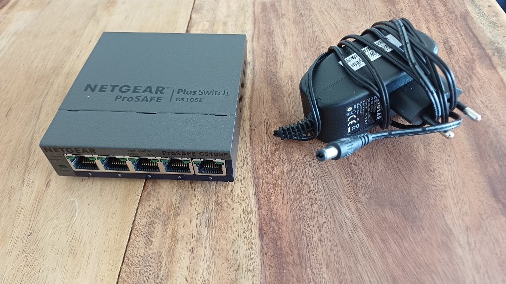 Netgear ProSAFE Plus Switch GS105E, Computers en Software, Netwerk switches, Ophalen of Verzenden, Zo goed als nieuw