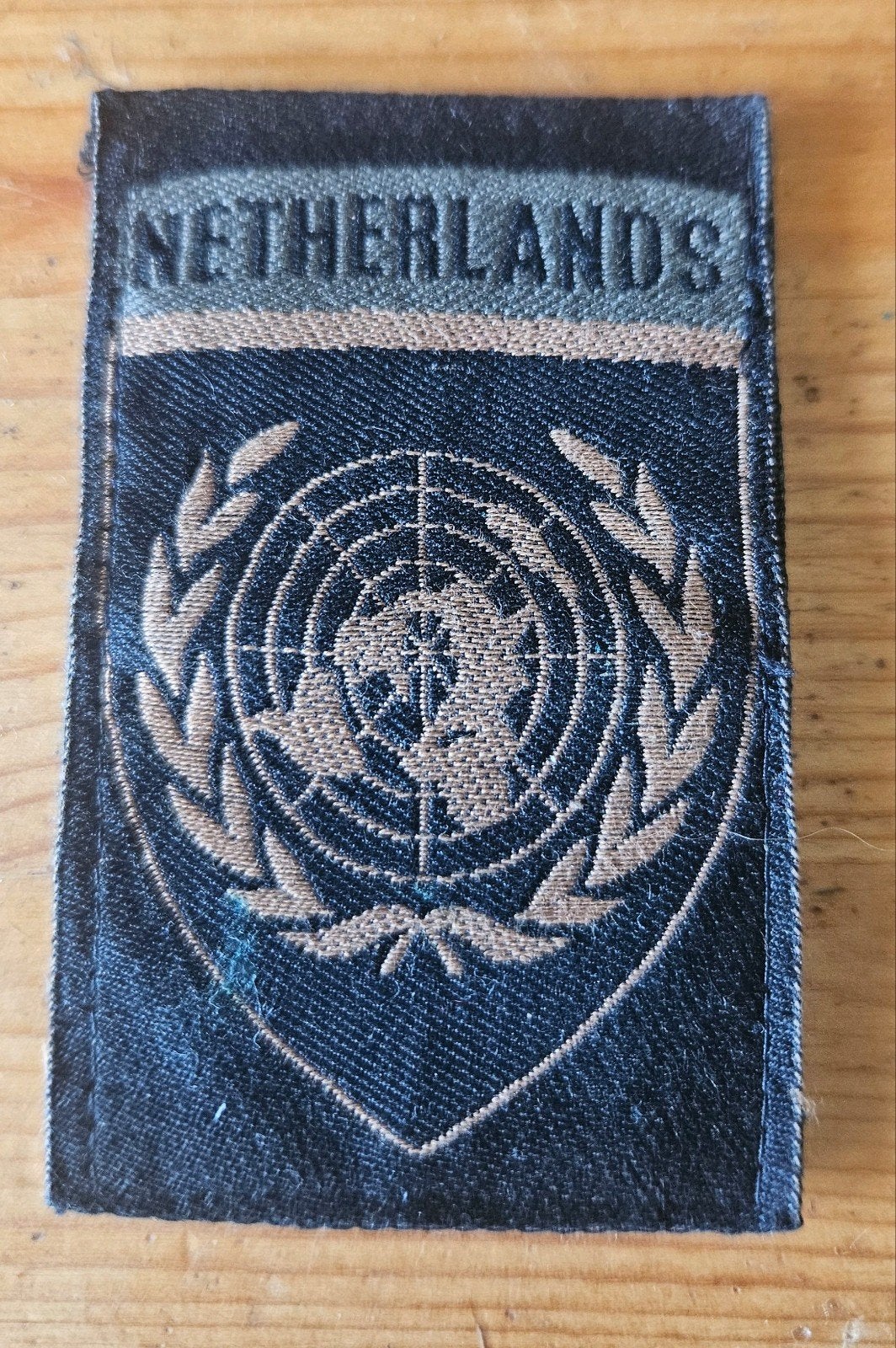 Mouwembleem UN Netherlands, Ophalen of Verzenden, Landmacht, Nederland, Embleem of Badge