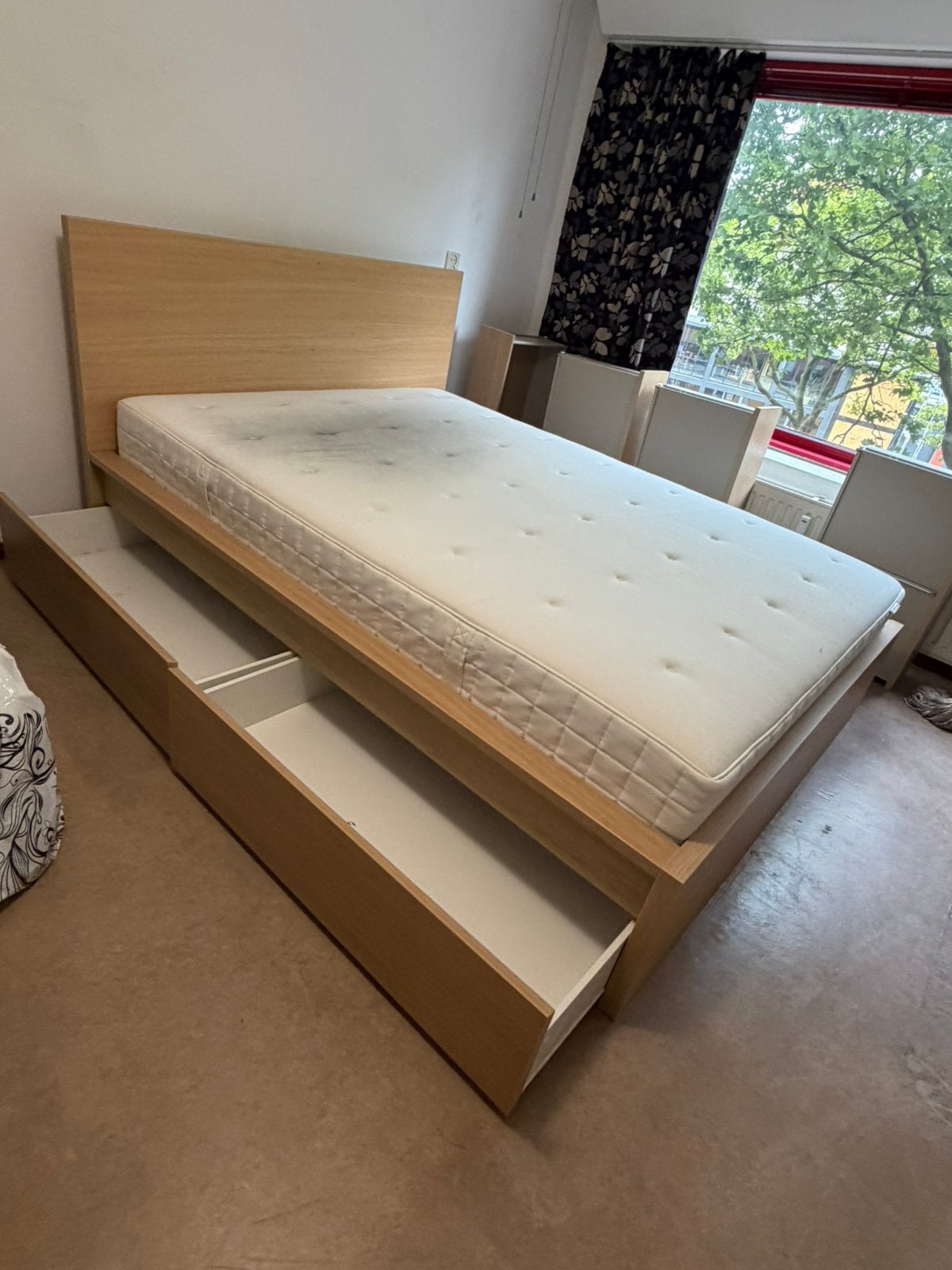 Inhoud hele studentenkamer mag weg(bed,bank,2 tafels,bureau), Ophalen, Tweepersoons, Zo goed als nieuw, 160 cm