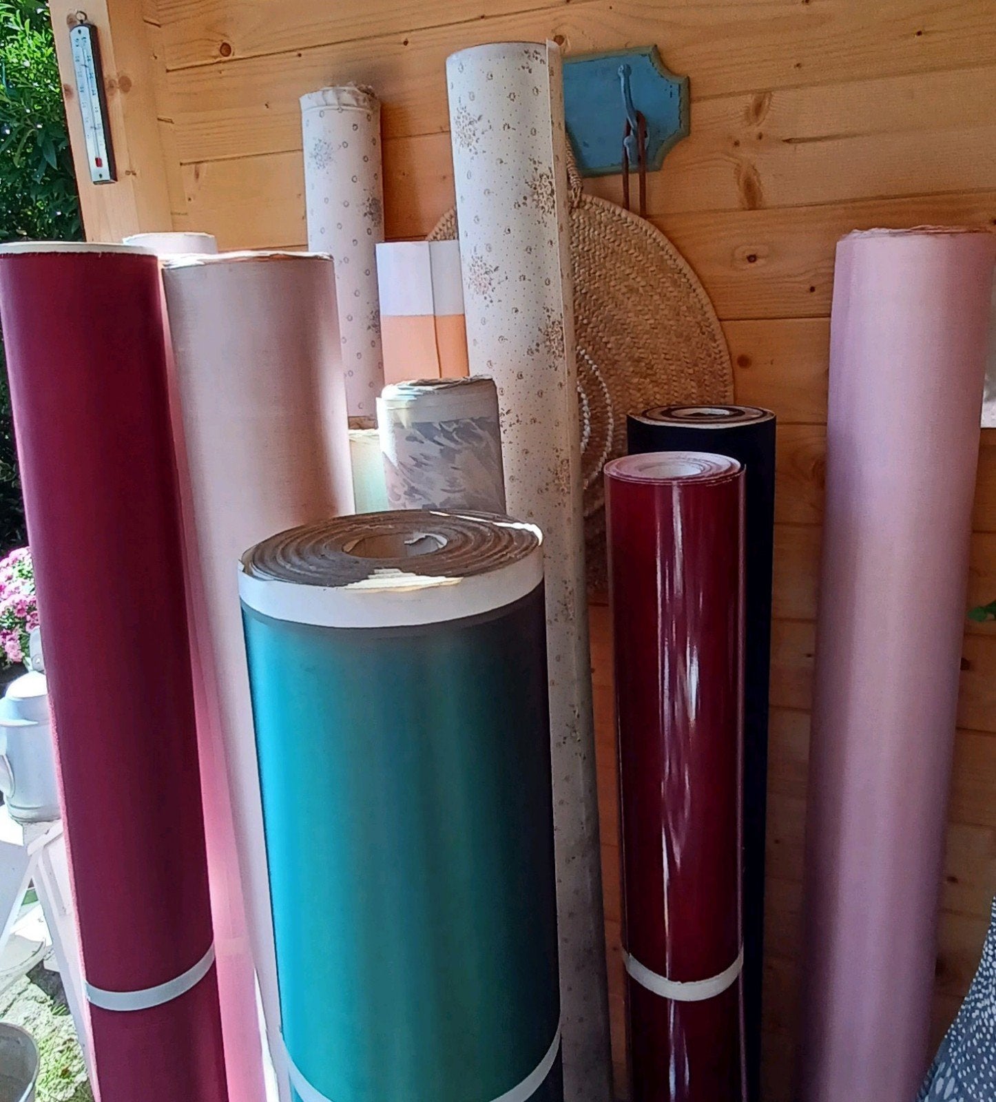 Rollen stof op kunststof in diverse kleuren., Ophalen