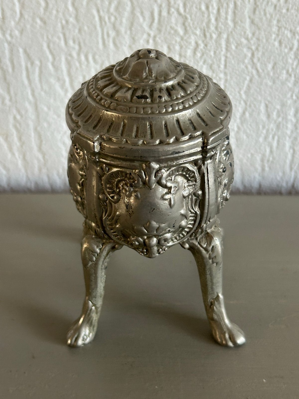 Vintage zilverkleurige sieradendoos op pootjes, Ophalen of Verzenden, Zilver