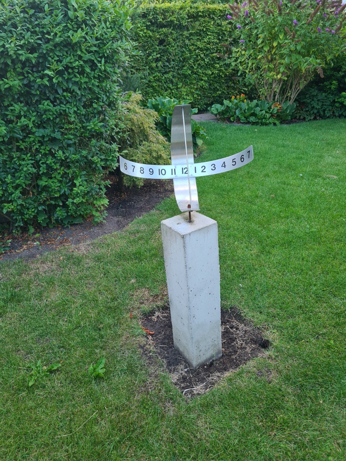 Unieke metalen zonnewijzer op betonnen sokkel, Ophalen