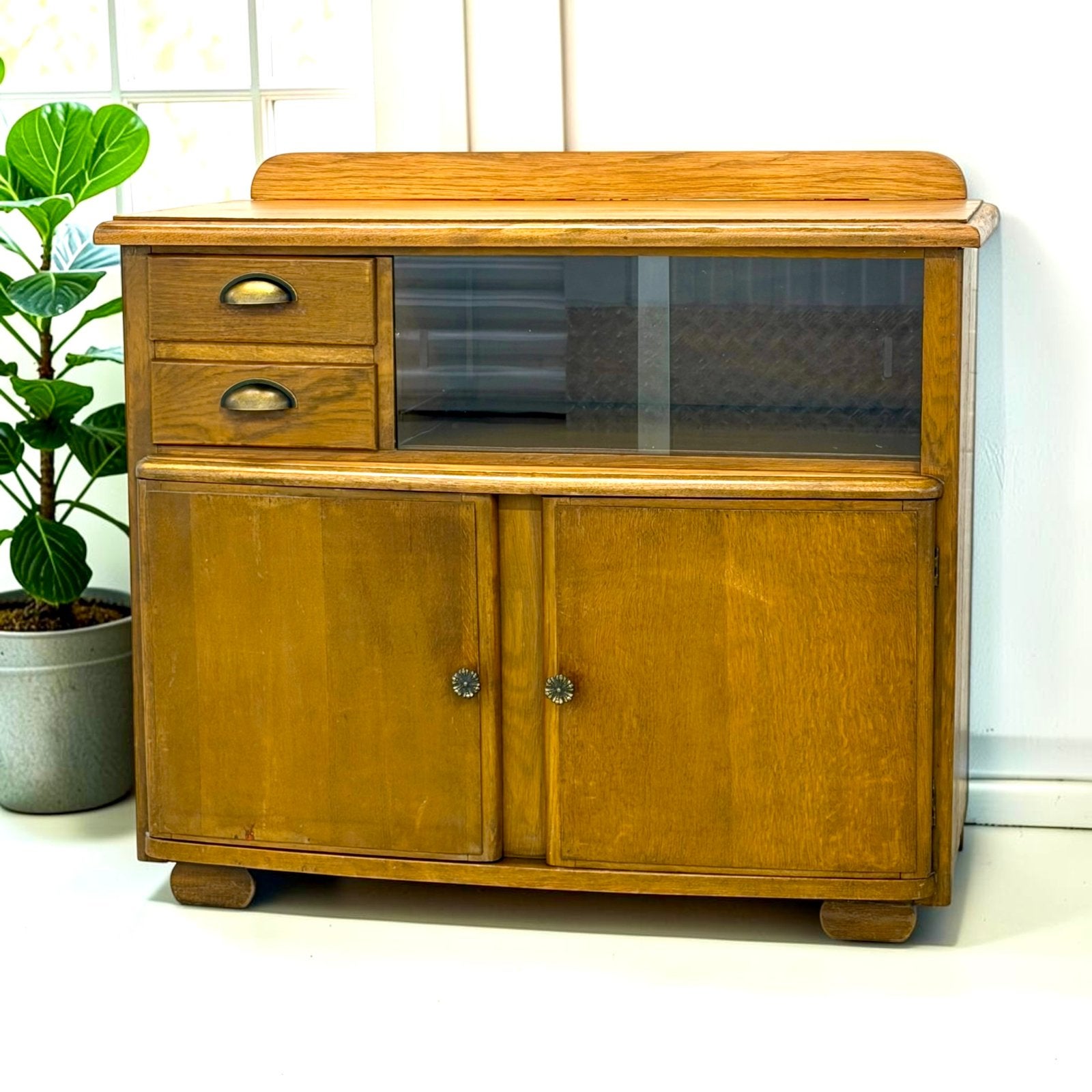 Vintage brocante dressoir | houten dressoir | retro dressoir, Huis en Inrichting, Kasten | Dressoirs, Ophalen, Glas, Gebruikt