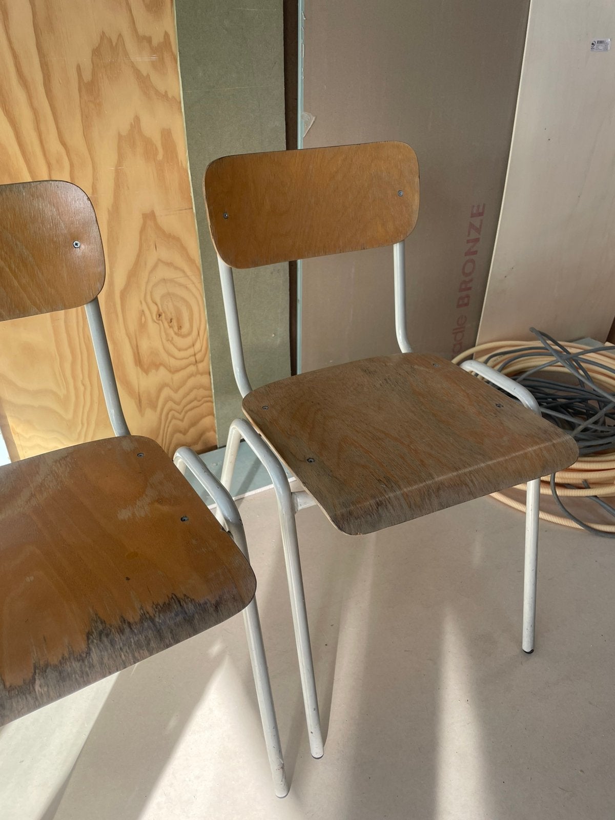 2 schoolstoelen met waterschade, Ophalen, Gebruikt, Overige kleuren, Twee