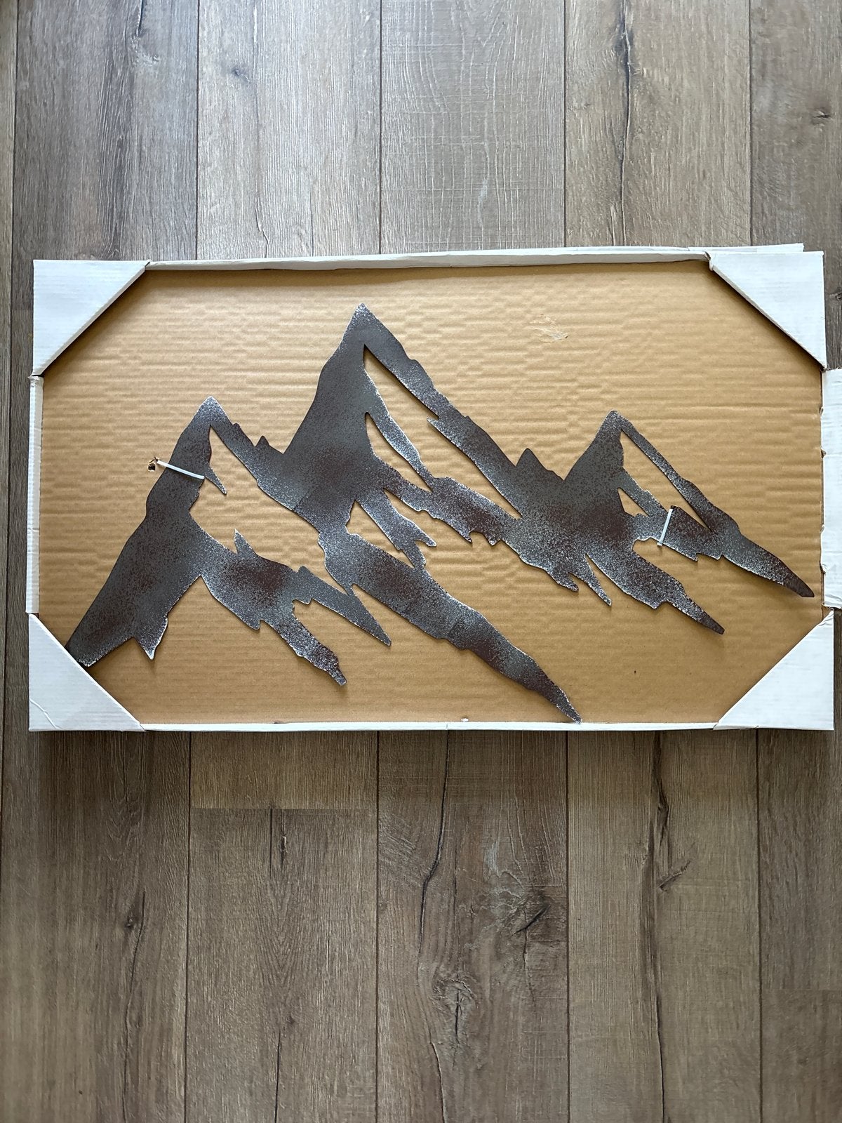 Metalen wanddecoratie bergtoppen - Nieuw in verpakking, Metaal, Wandsculptuur, Nieuw, Ophalen of Verzenden