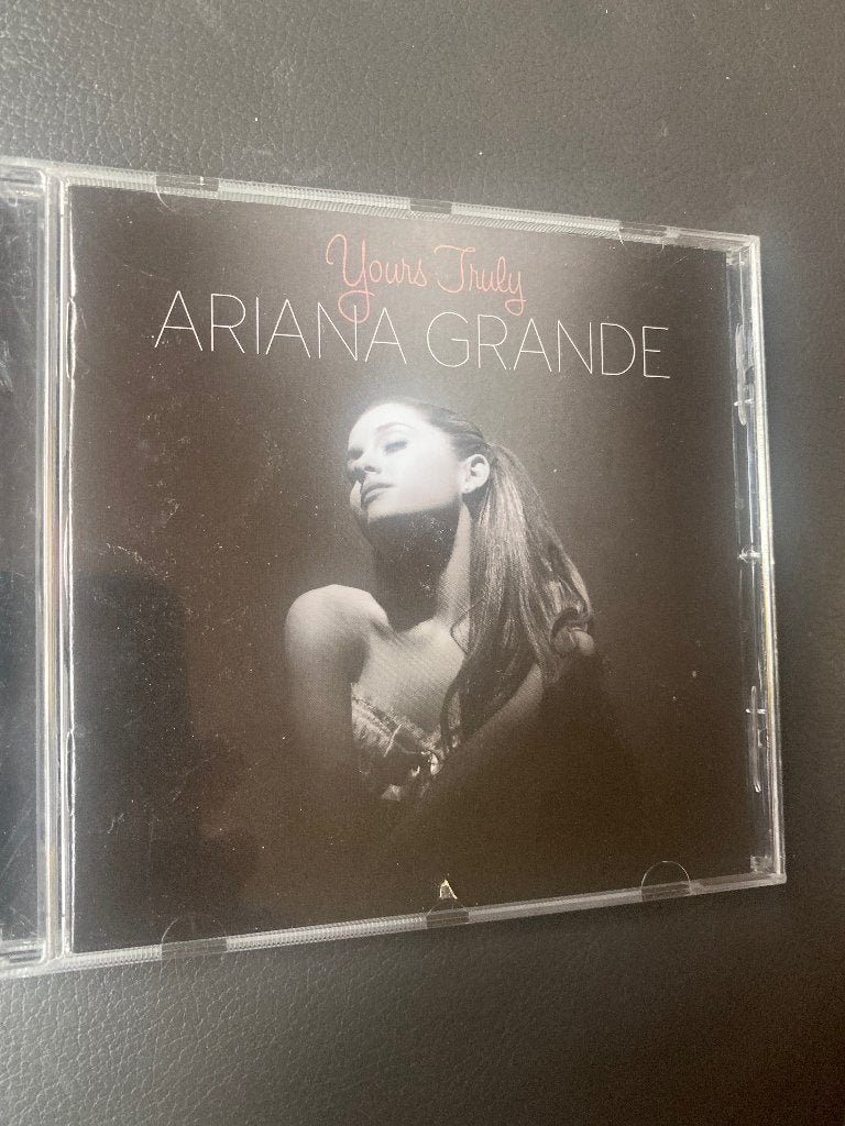 Ariana Grande - Yours Truly CD (Pop, Zo goed als nieuw), Cd's en Dvd's, Cd's | Pop, Pop, Inclusief doosje, Ophalen of Verzenden