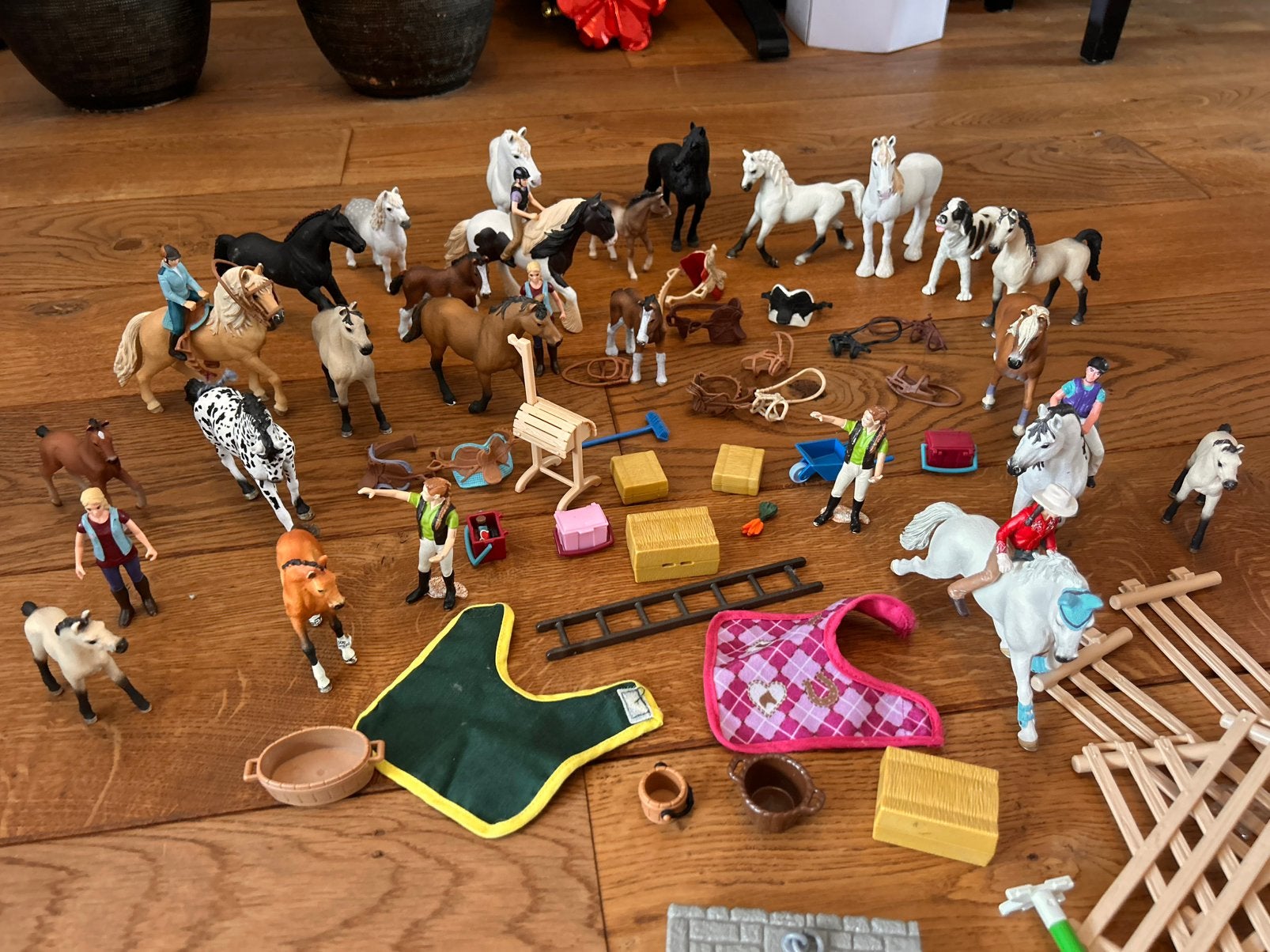 24 Schleich paarden+8 poppetjes, manages, veel accessoires, Ophalen, Zo goed als nieuw