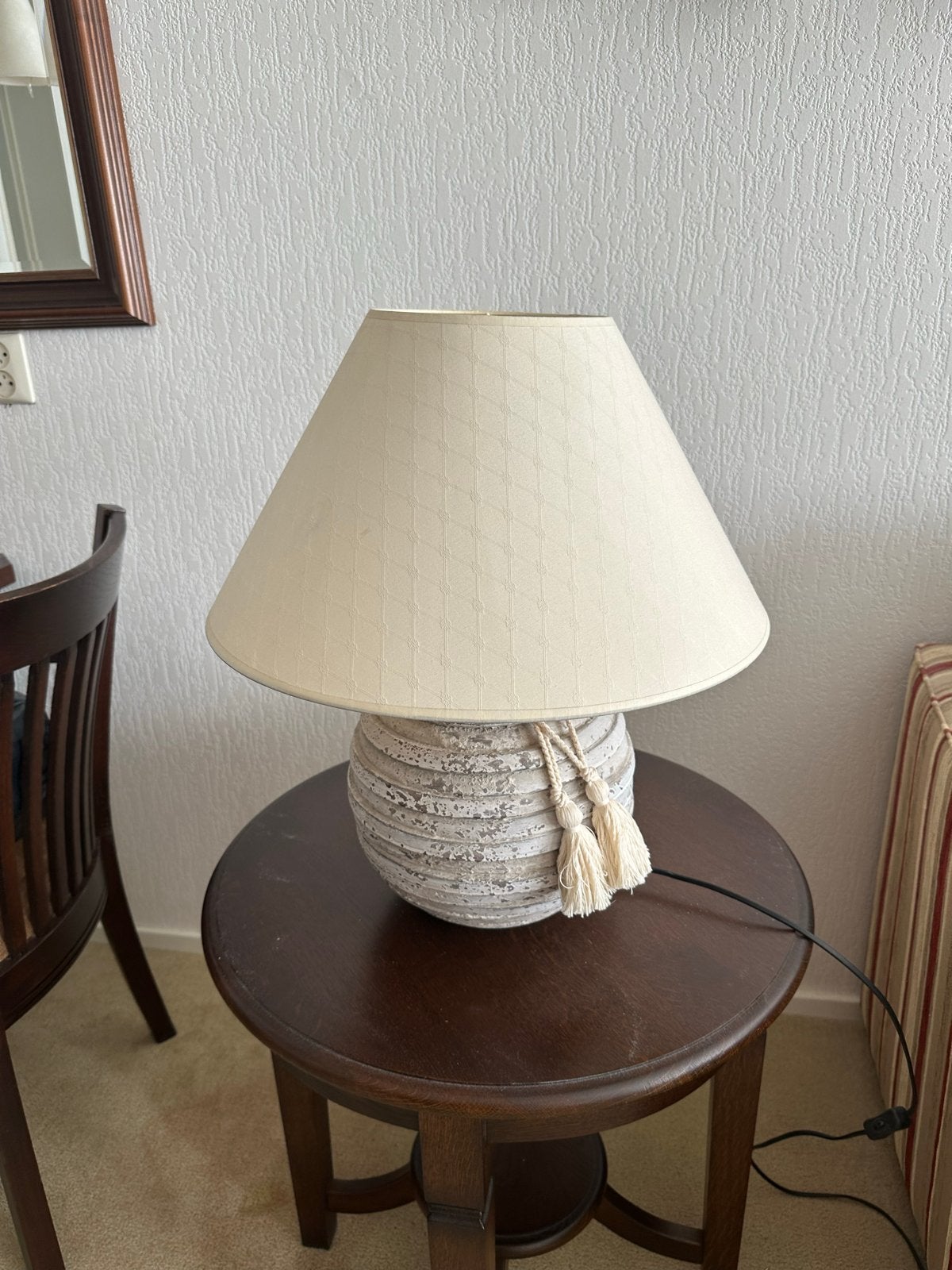 Sfeervolle tafellamp met stoffen kap en kwastjes, Huis en Inrichting, Lampen | Tafellampen, Gebruikt, Textiel, Met kap, Schemerlamp
