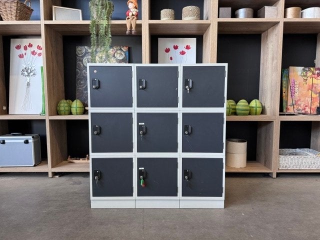 Metalen Lockerkast / Vakkenkast – Grijs met Zwarte Deuren