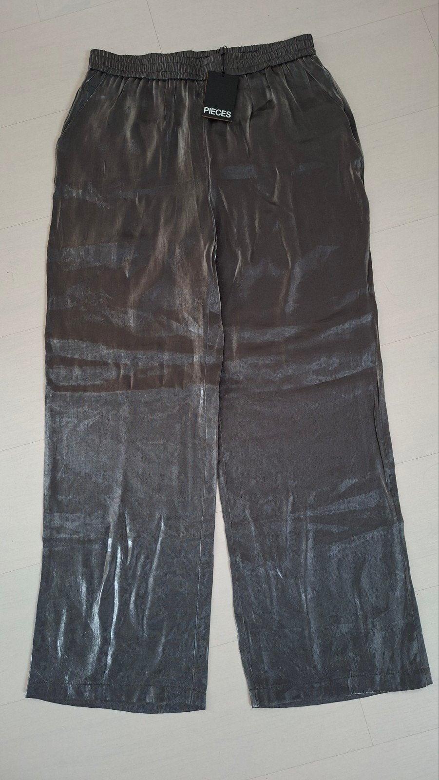 Pieces XL grijze glanzende broek met rechte pijp en elastiek, Maat 46/48 (XL) of groter, Nieuw, Ophalen of Verzenden, Grijs