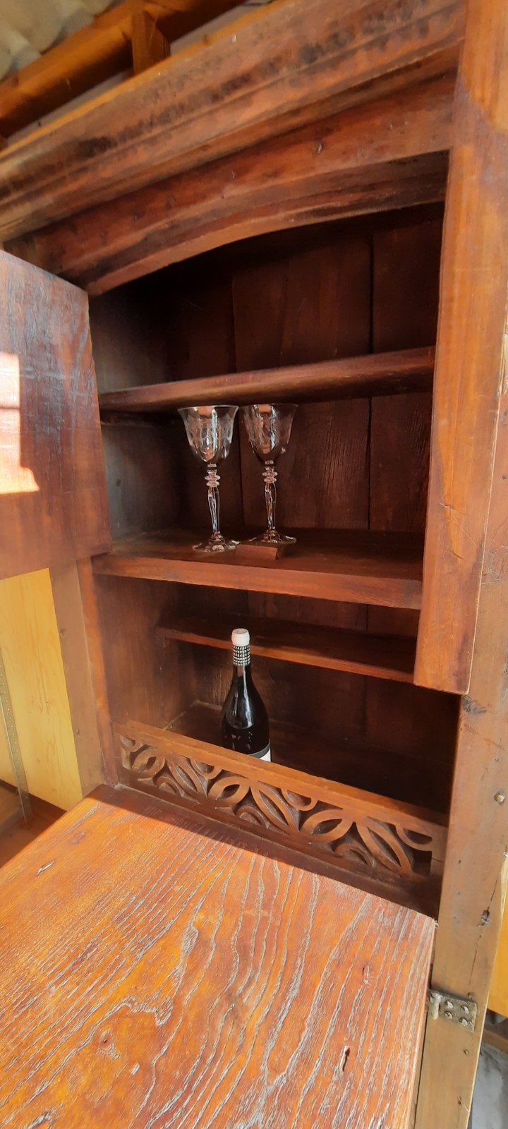 Antieke houten kast met uitklapbare tafel, Ophalen