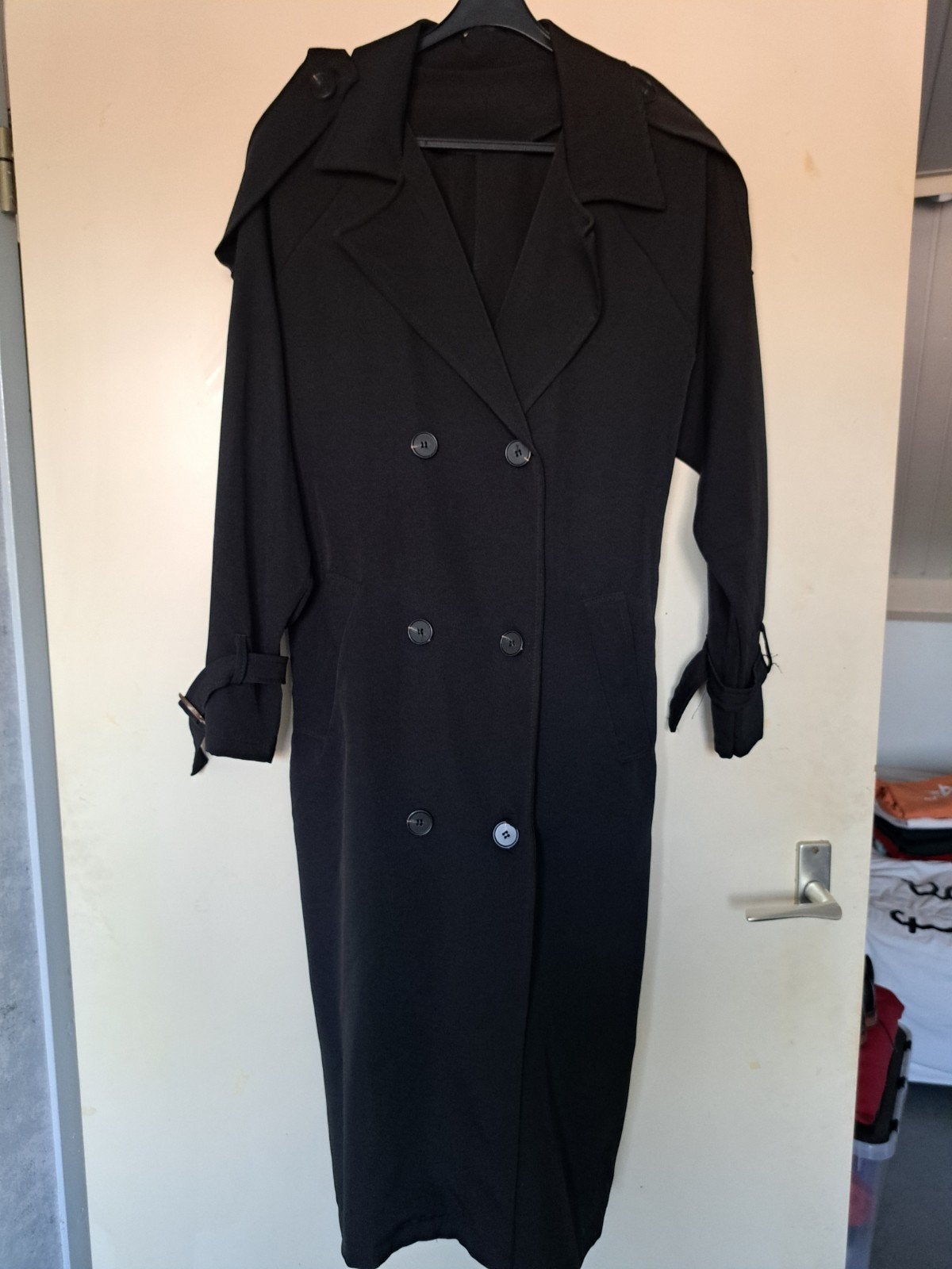 Zwarte trenchcoat met dubbele rij knopen, Kleding | Dames, Maat 38/40 (M), Zwart, Ophalen of Verzenden, Onbekend