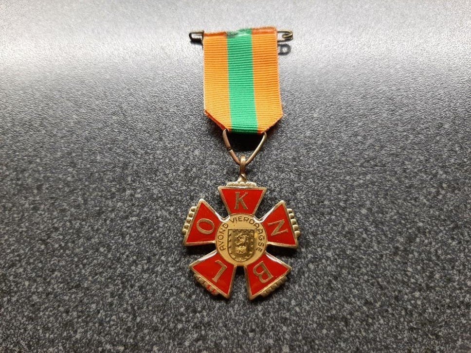 Avond Vierdaagse  - KNBLO   rood  geëmailleerd., Postzegels en Munten, Penningen en Medailles, Ophalen of Verzenden, Overige materialen