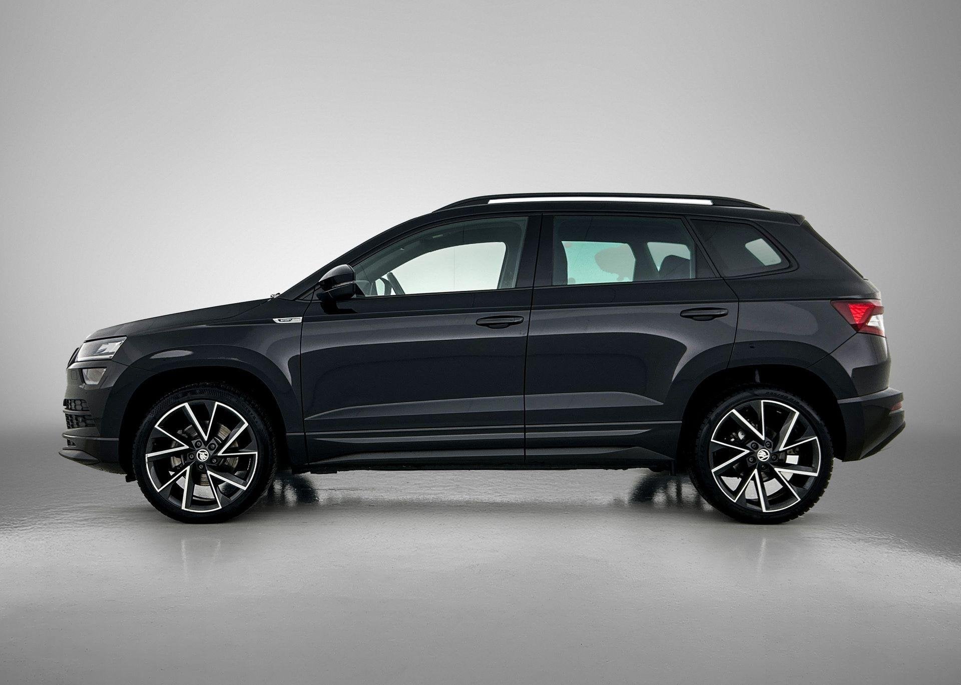 Skoda Karoq 1.5 TSI ACT Sportline Business | CAMERA | ZWENKB, Auto's, 12 maanden, Stof, 4 cilinders, Zwart