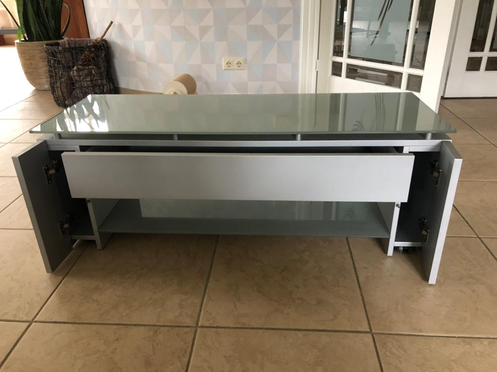 Tv meubel grijs glas, 100 tot 150 cm, Ophalen of Verzenden, Zo goed als nieuw, Minder dan 100 cm