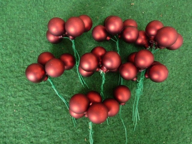 36 rode matte glas kerstballen 25 mm op stok 12 cm, Diversen, Kerst, Ophalen of Verzenden