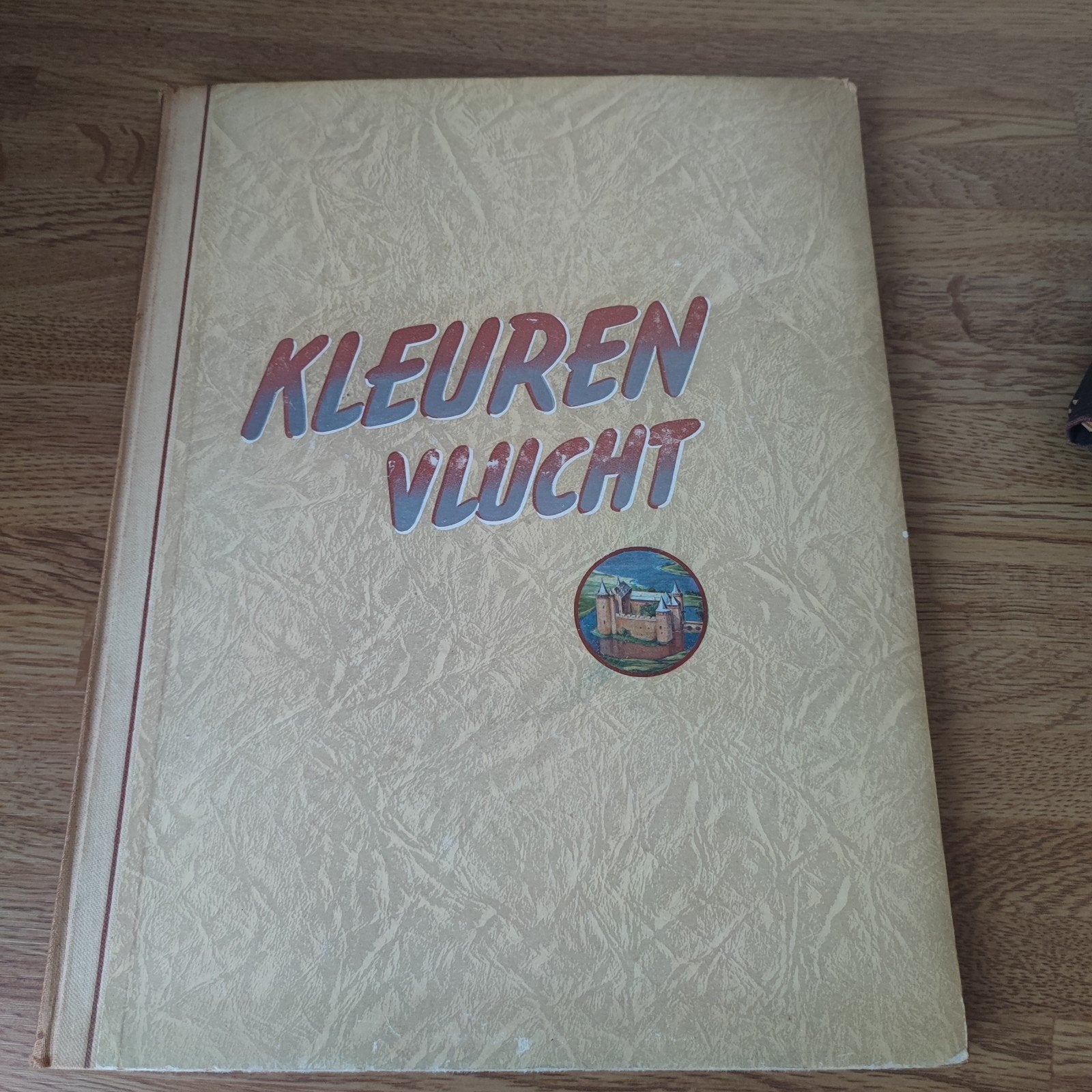 Kleuren Vlucht - Douwe Egberts uitgave, Ophalen of Verzenden, Gelezen, Overige typen