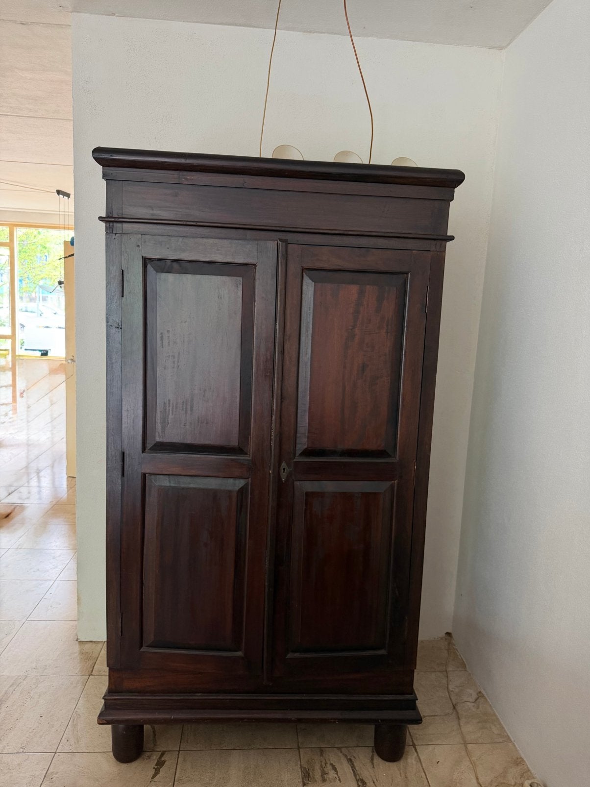 Tieke houten kast, Ophalen