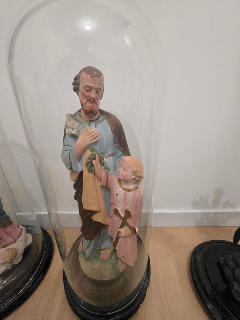 Antieke religieuze beelden onder stolp, Ophalen, 25 cm, Gebruikt, Handgemaakt