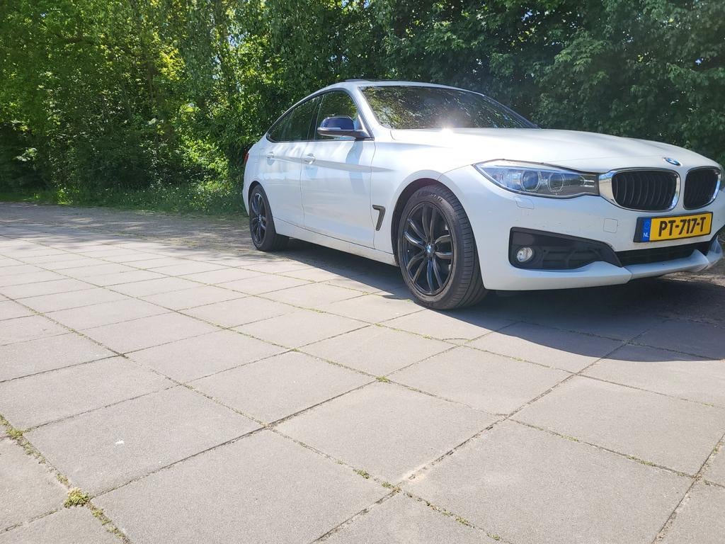 BMW 3-Serie GT 2.0 318D AUT 2013 Wit, Auto's, BMW, 745 kg, 1995 cc, Zwart, 4 cilinders