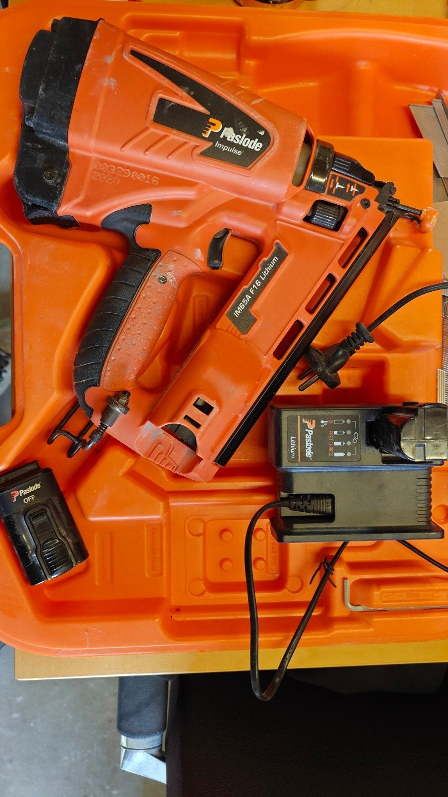 Paslode IM65A F16 Lithium tacker met lader en accu, Ophalen of Verzenden, Gebruikt, Tacker/nietmachine, Overige merken
