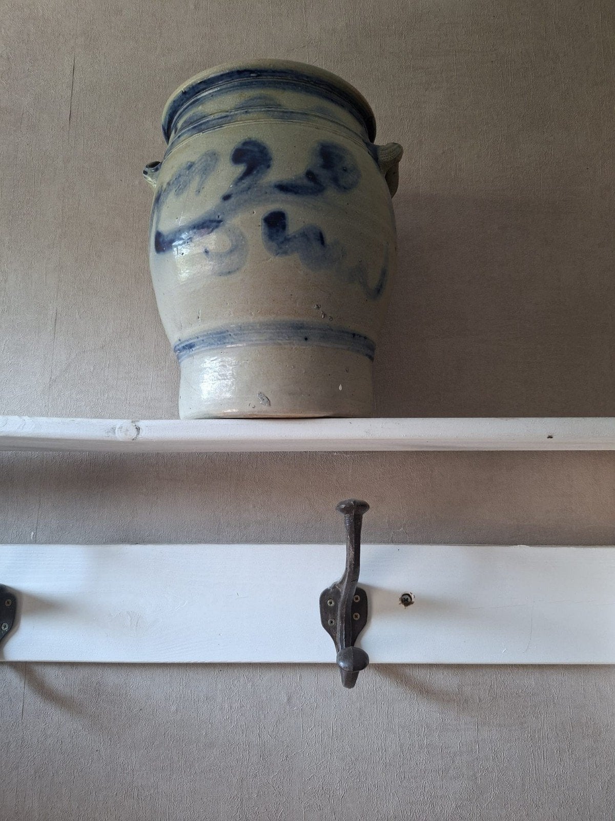 Antieke zoutpot van steengoed met kobaltblauwe decoratie, Antiek en Kunst, Antiek | Keramiek en Aardewerk, Ophalen