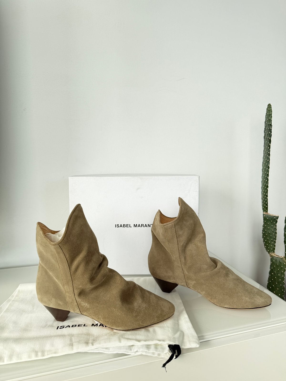 Isabel Marant classic Easy Bo Taupe 38, Ophalen, Zo goed als nieuw, Lage of Enkellaarzen