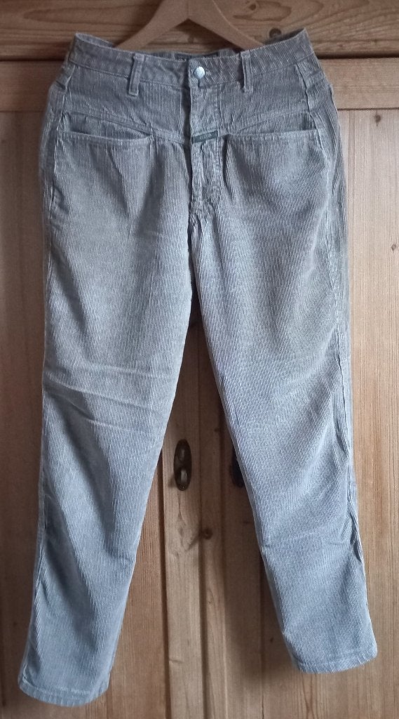 Closed ribbroek corduroy zandkleur 30 (valt als 28), Kleding | Dames, Broeken en Pantalons, Ophalen of Verzenden, Zo goed als nieuw