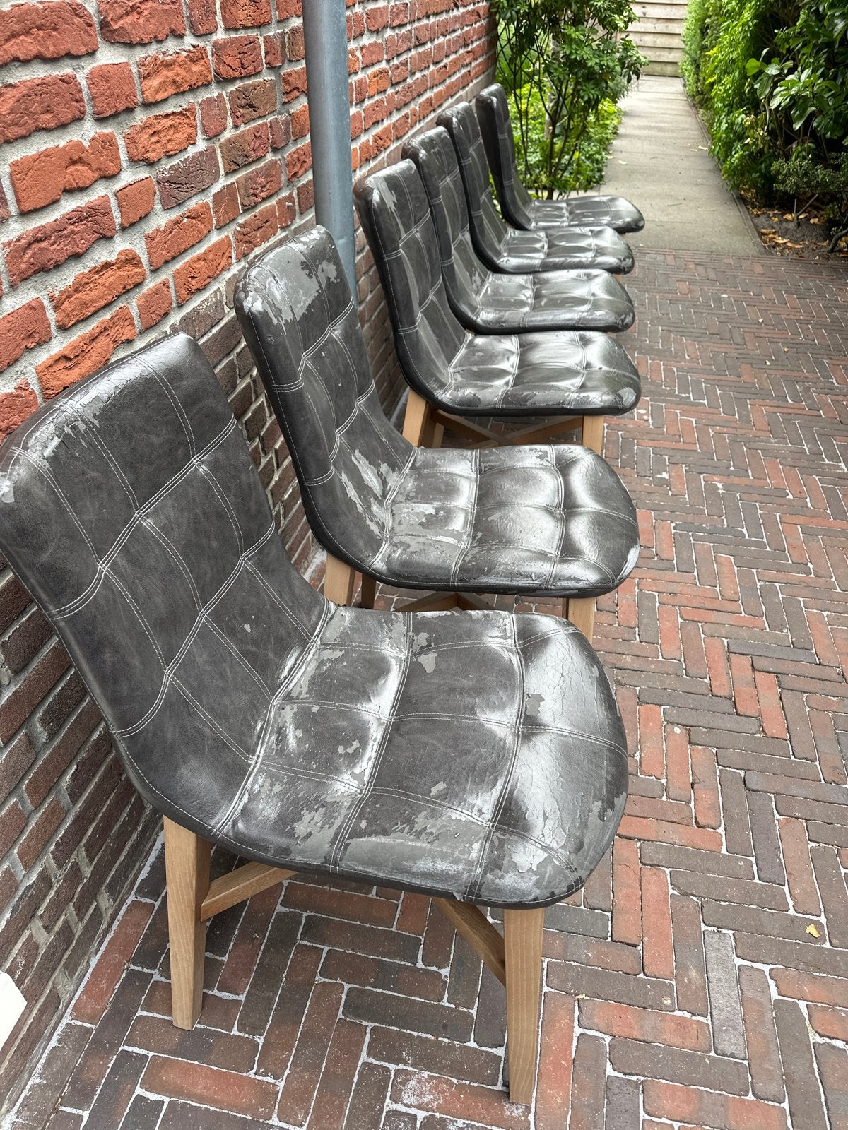 Gratis: Stevige houten stoelen met afbladderende bekleding, Ophalen, Gebruikt, Grijs, Vijf, Zes of meer stoelen