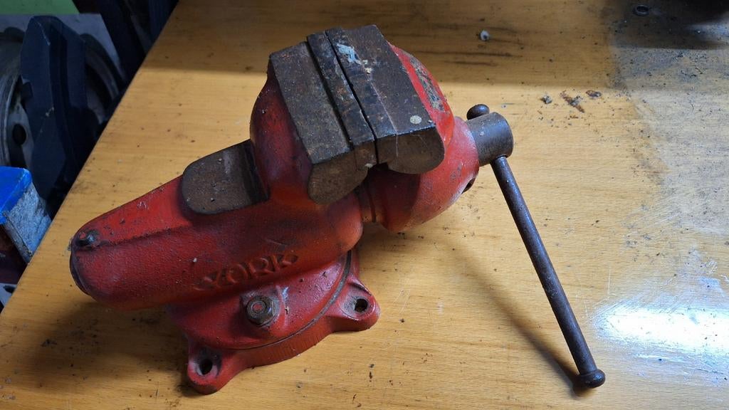 Robuuste York bankschroef - Vintage en functioneel, Ophalen of Verzenden, Gebruikt