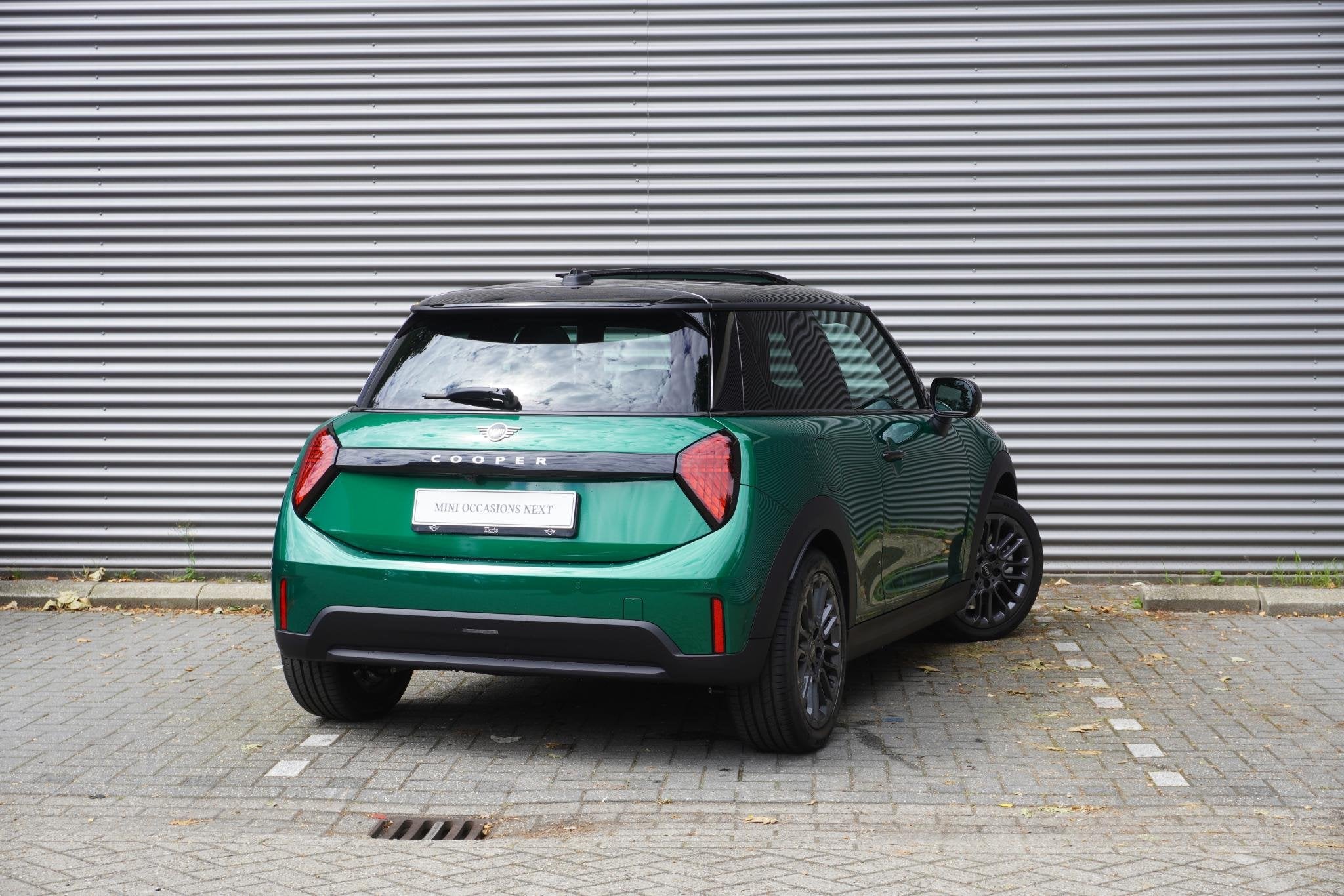 MINI 3-deurs 1.5 Cooper C Blackyard | Favoured Trim | Pakket, Auto's, Stof, 156 pk, Met garantie (alle), 4 stoelen